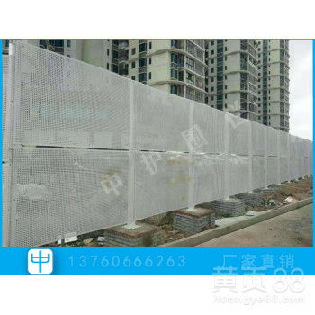 中山沖孔板護欄廠家 工地沖孔板圍欄在施工路口的應用與防風圍擋優勢